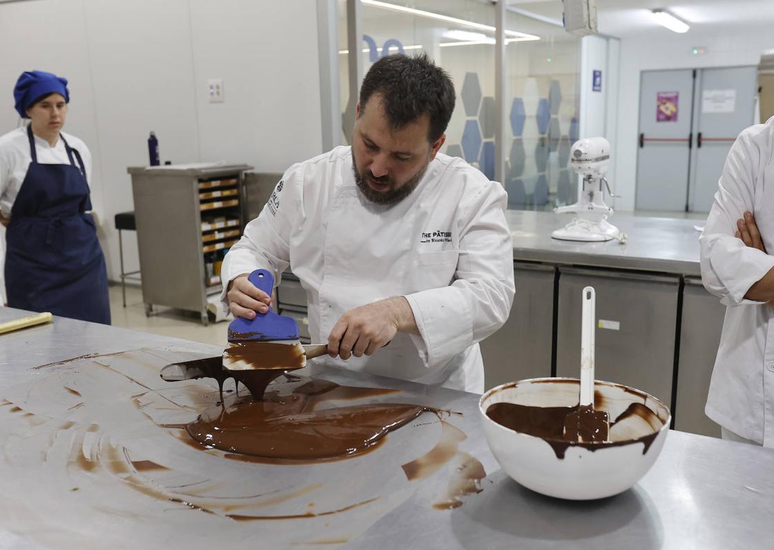 El pastelero Ricardo Vélez elabora sus dulces en Palencia