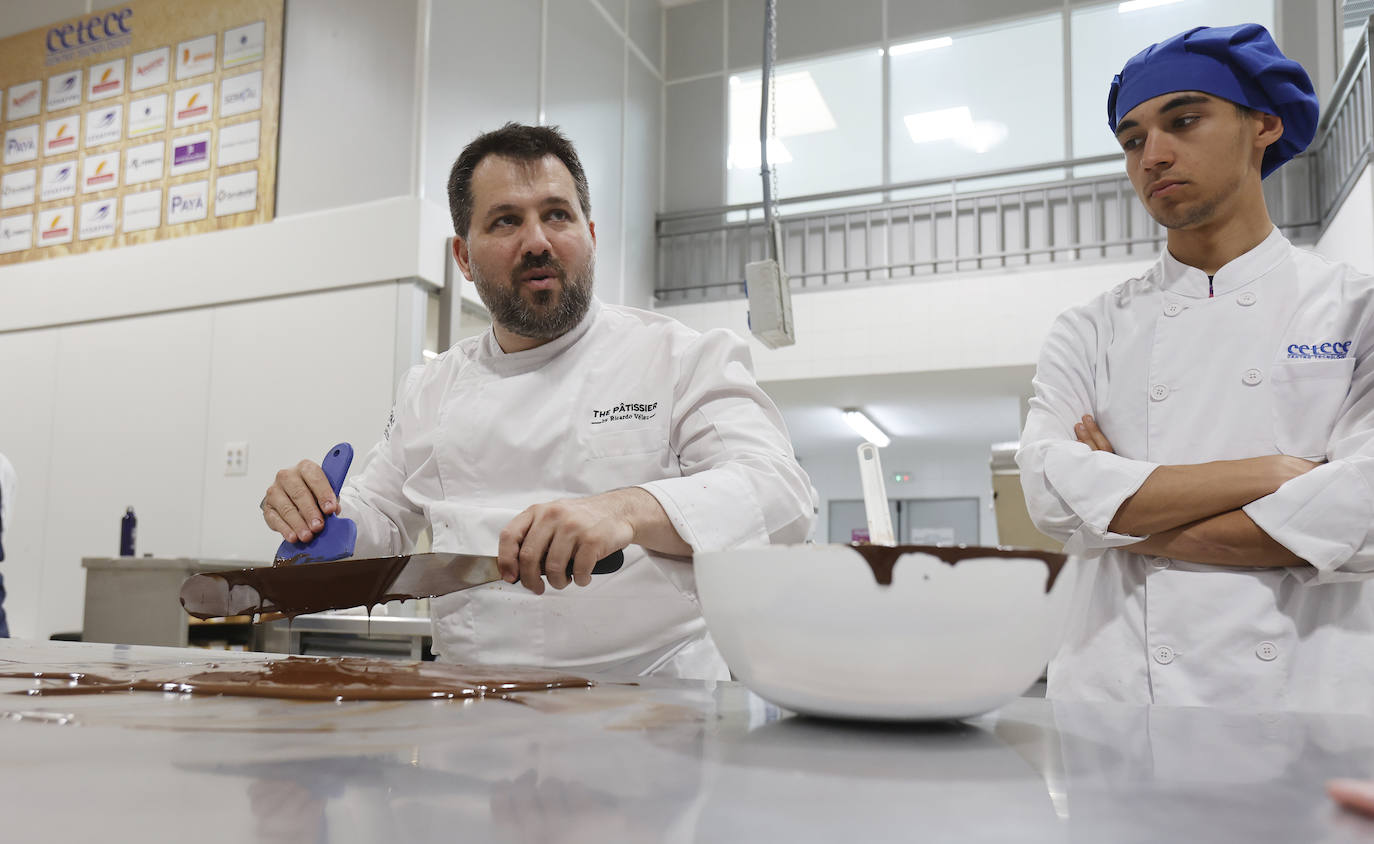 El pastelero Ricardo Vélez elabora sus dulces en Palencia