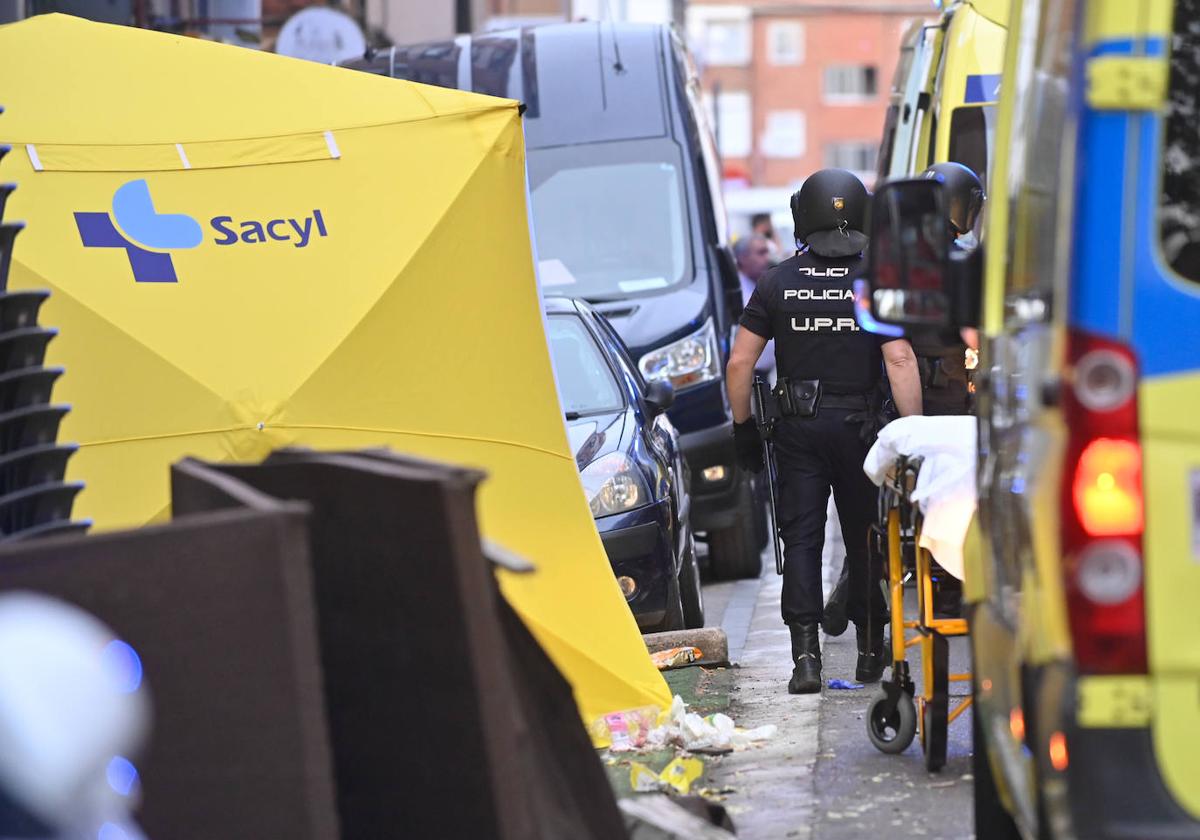 Policías y personal sanitario, este martes en la calle Águila.