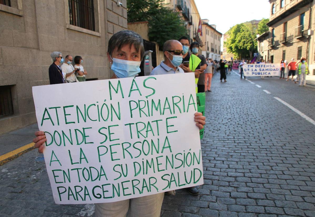 Protesta en defensa de la sa nidad pública llevada a cabo durante la pandemia en las calles de Segovia.