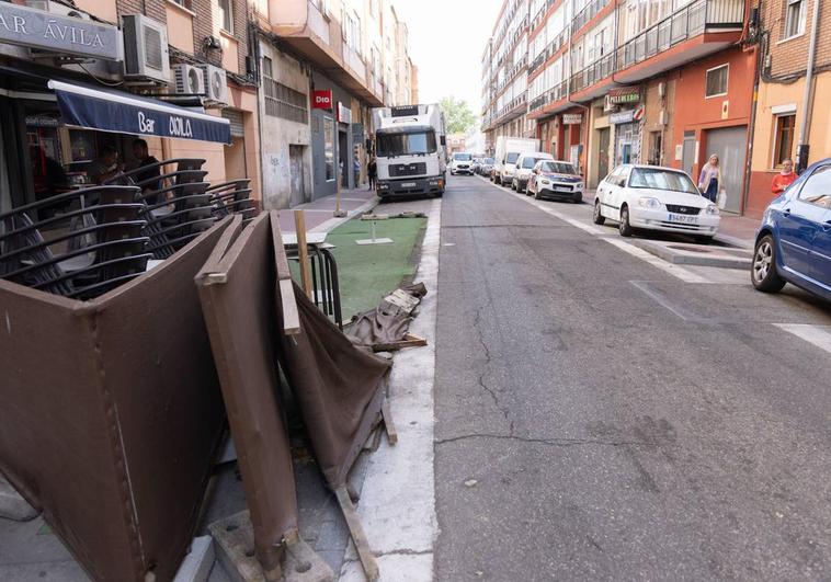 Estado en que quedó la terraza tras el impacto y la intervención de los sanitarios.