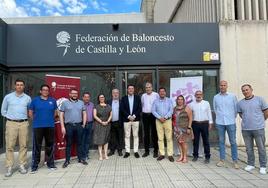 Foto de familia a las puertas de la sede de la Federación Territorial.