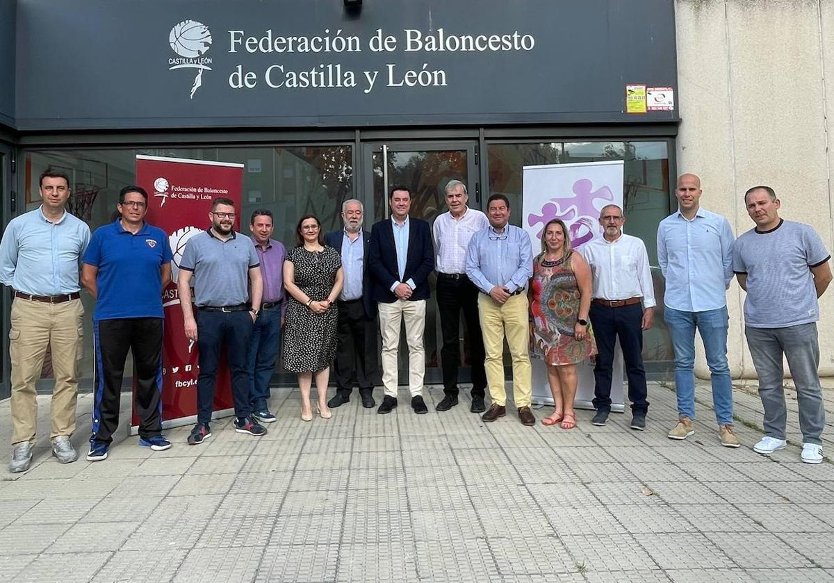 Foto de familia a las puertas de la sede de la Federación Territorial.