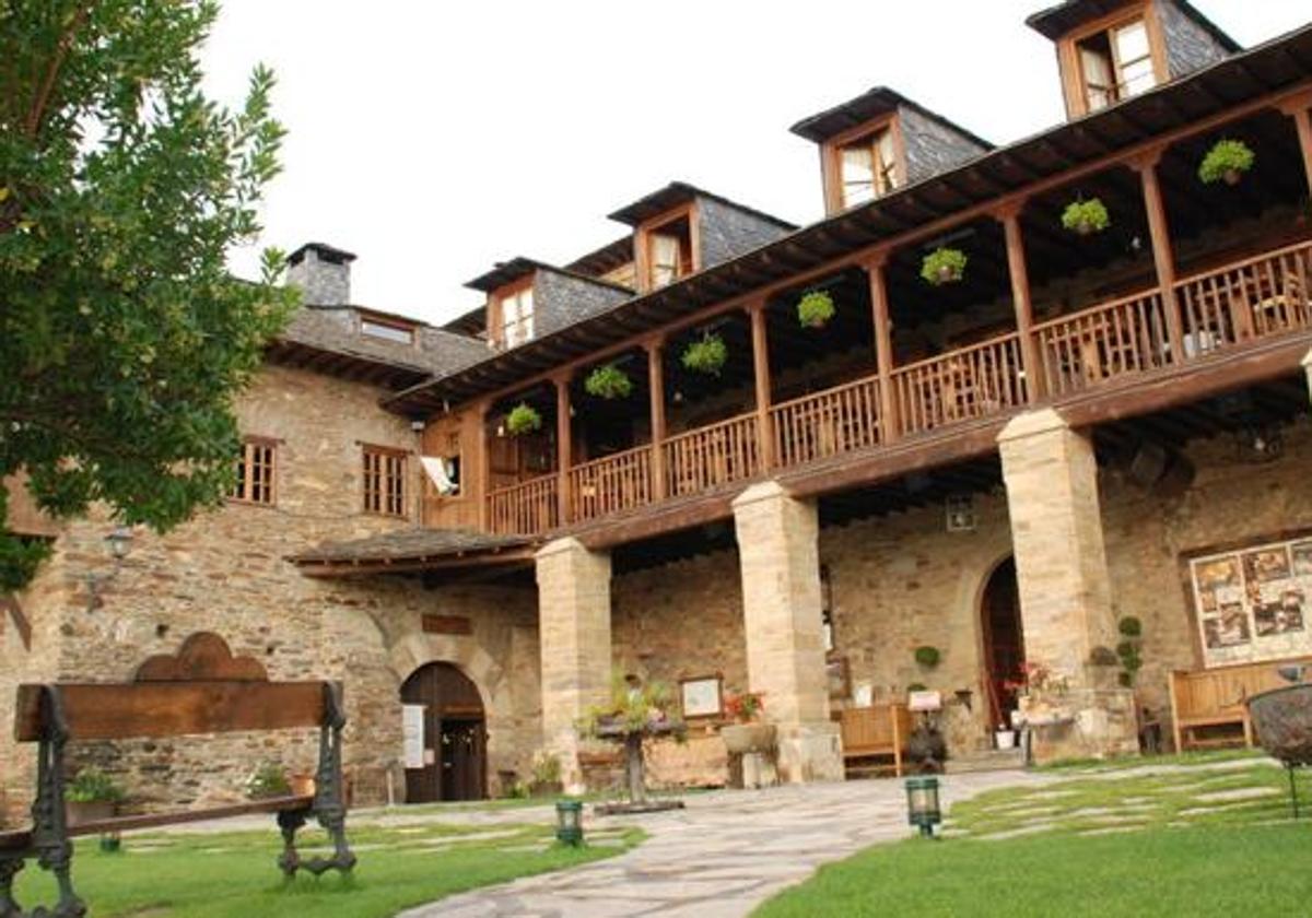 Establecimiento rural en el Palacio de Canedo en Cacabelos (León).