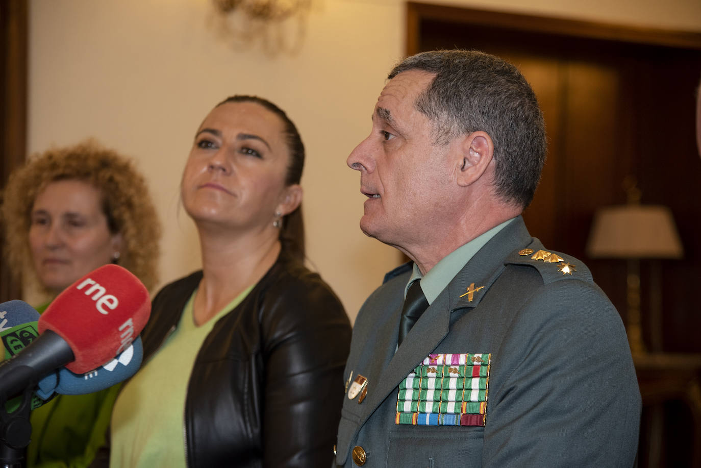 El coronel Ramírez explida los pormenores de la operación en presencia de la delegada del Gobierno.