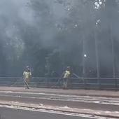 Sofocan dos incendios de pelusas en la avenida de Gijón