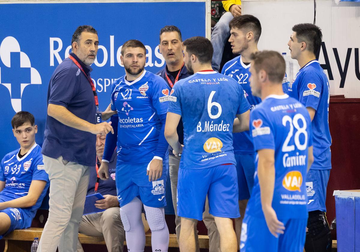 Pisonero da instrucciones a sus jugadores durante el tiempo muerto de un partido.