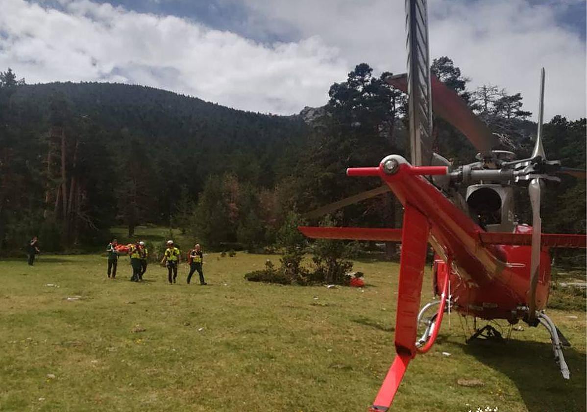 Varios efectivos participan en el rescate de la mujer herida en el Real Sitio de San Ildefonso.