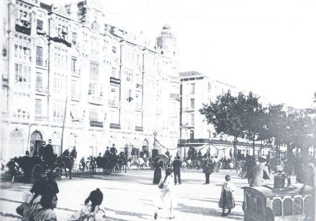 La Acera de Recoletos en 1903, con ambiente festivo por la visita del rey Alfonso XIII.