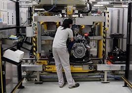 Una trabajadora en la planta de Motores de Renault en Valladolid.
