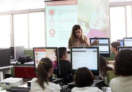 Niños y adolescentes en un taller para prevenir el ciberacoso.