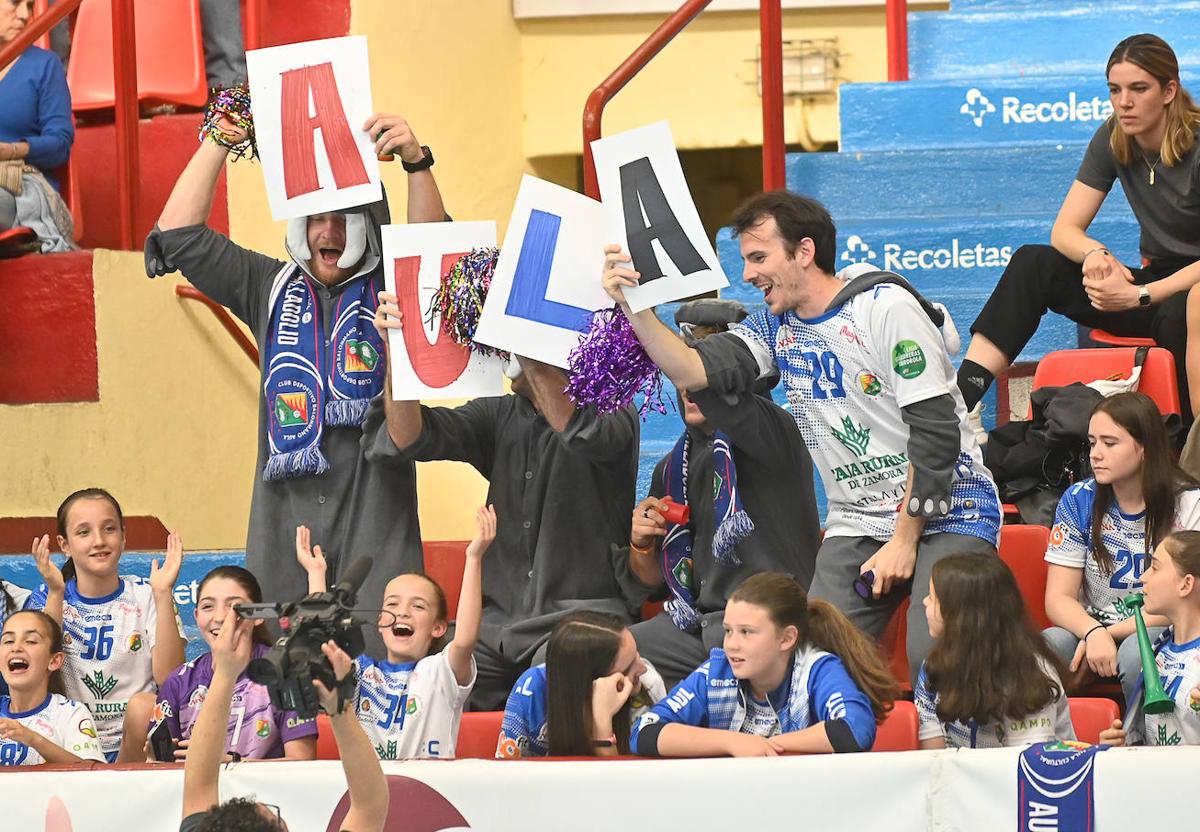 Aficionados del Aula con pancartas en el partido de ida, en Huerta del Rey.