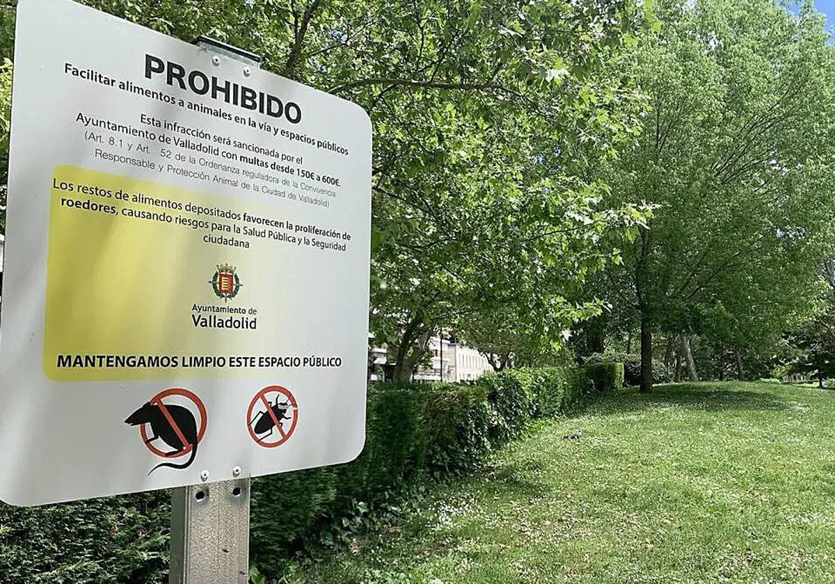 Cartel que advierte de la prohibición de alimentar a los animales en la plaza del Ejército.