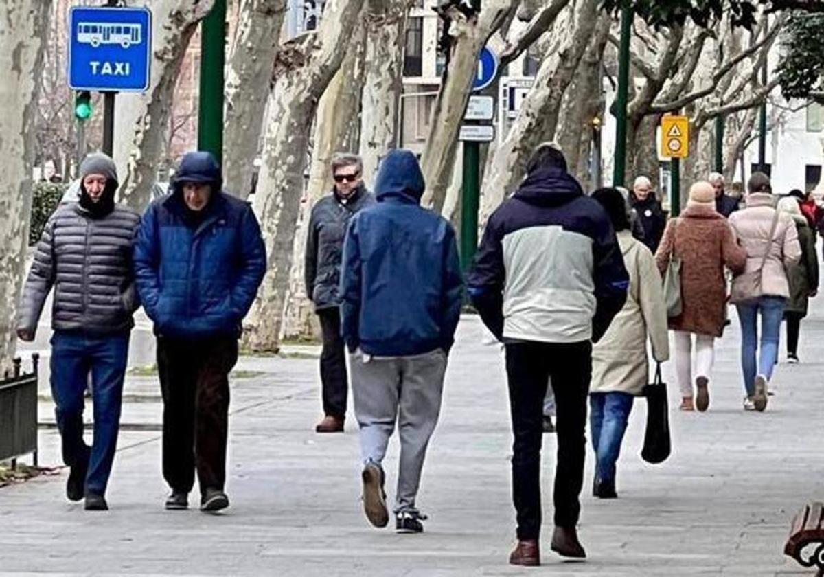 Viandantes se protegen del frío en una calle de Valladolid, en una imagen de archivo.