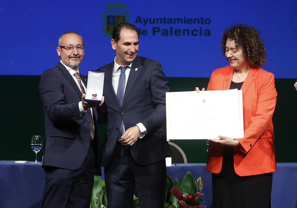 El alcalde, entre el actual director, Joaquín Navarro, que muestra la medalla, y la exdirectora y coordinadora del título de Enología, Josefina Vila, el diploma.