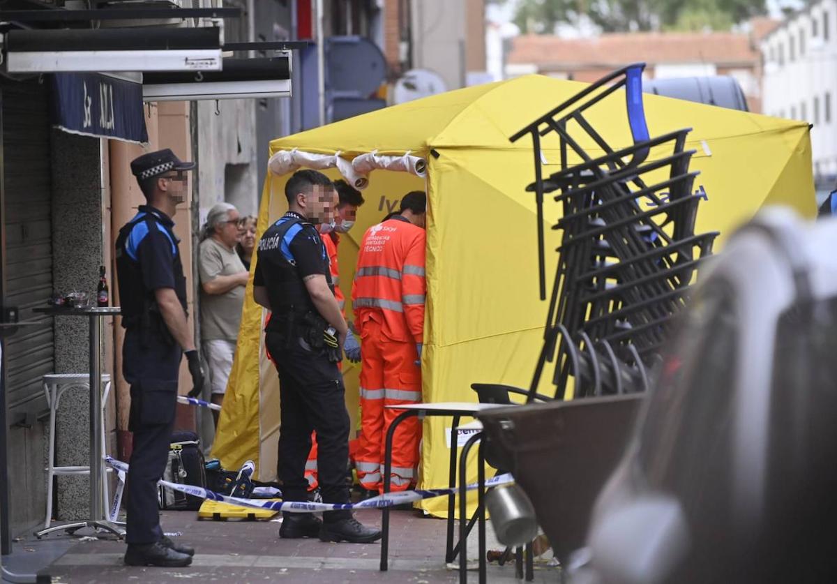 Policías y sanitarios, el martes en el lugar de los hechos.