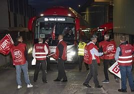 Trabajadores y sindicalistas, durante la salida de autobuses de Avanza.