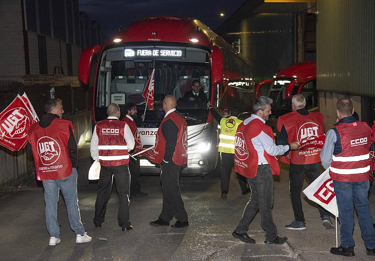 Trabajadores y sindicalistas, durante la salida de autobuses de Avanza.