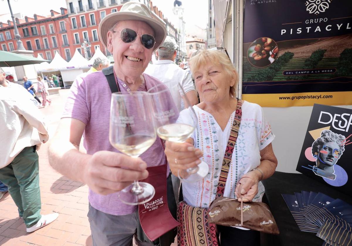 Bob y Sally brindan con una copa de verdejo en la caseta de la bodega Desacato.