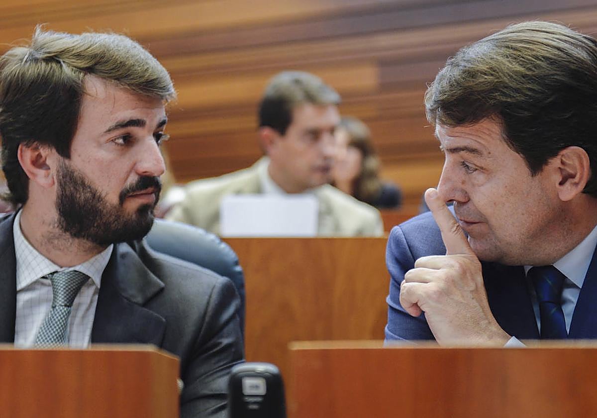 Juan García-Gallardo y Alfonso Fernández Mañueco, en un pleno de las Cortes regionales.