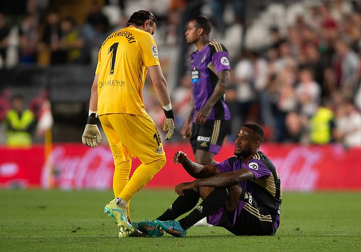 Dimitrievski, portero del Rayo, acude a interesarse por el delantero Larin.