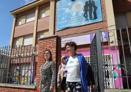 Miriam Andrés, a la izquierda, sale del Espacio Joven.