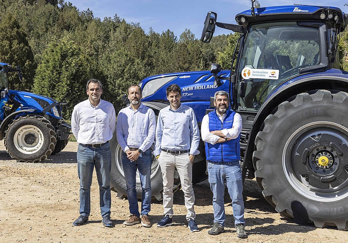 Responsables de Repsol y New Holland, en la presentación.