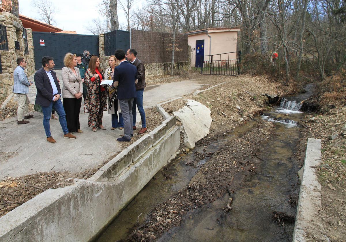 Autoridades visitan la desembocadura del arroyo Chorro Grande en la urbanización Caserío de Urgel.