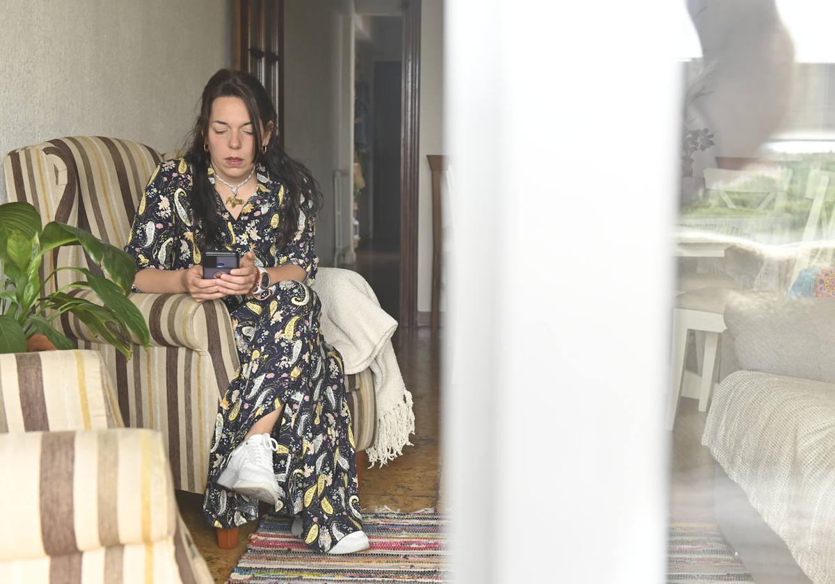 Alejandra Montesinos, en el salón de su casa