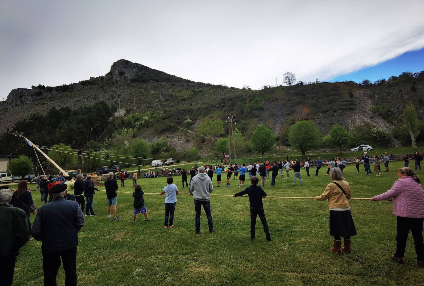 Velilla celebra la Pinada del Mayo