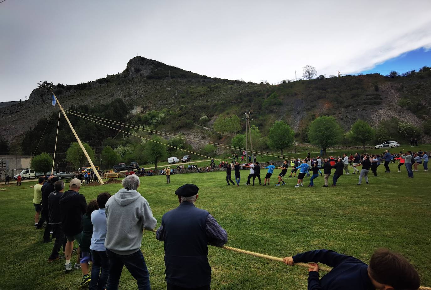 Velilla celebra la Pinada del Mayo