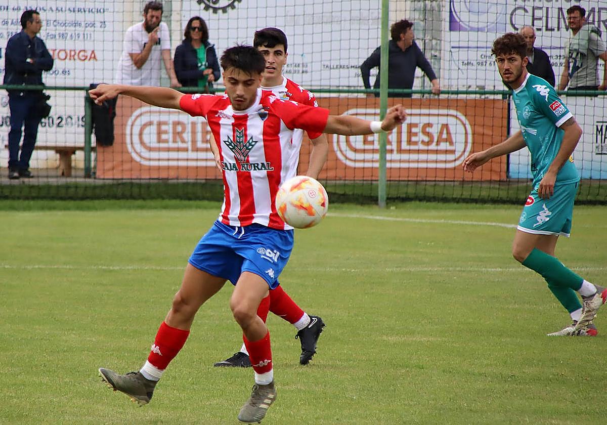 Un jugador del Tordesillas trata de controlar el balón.