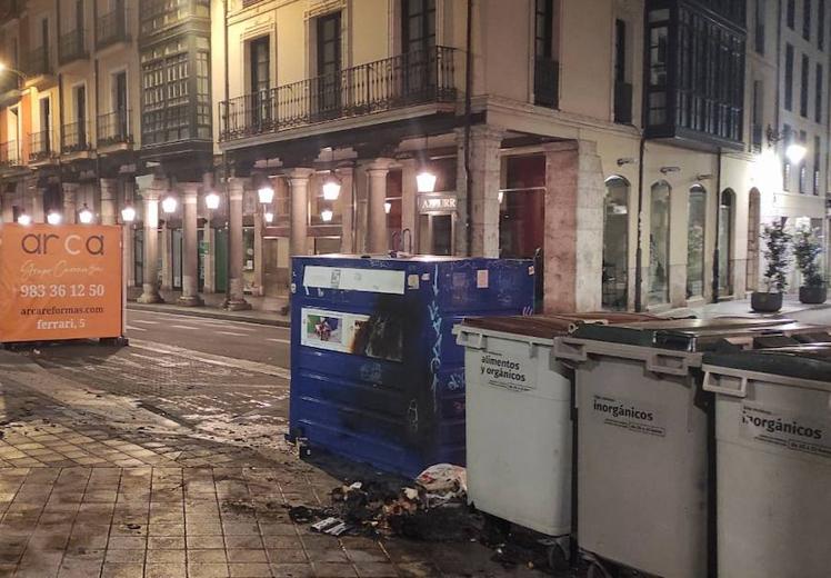 Imagen principal - Nueva madrugada de contenedores quemados en el centro de Valladolid