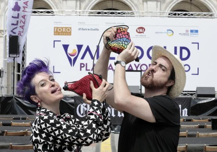 Gloria Llorente y Eduardo La Blanca posan tras su espectáculo en la Plaza Mayor de Valladolid.