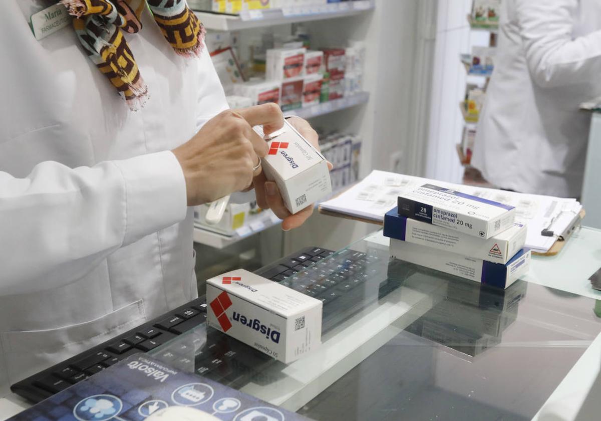 Dispensación de medicamentos en una farmacia de Palencia.