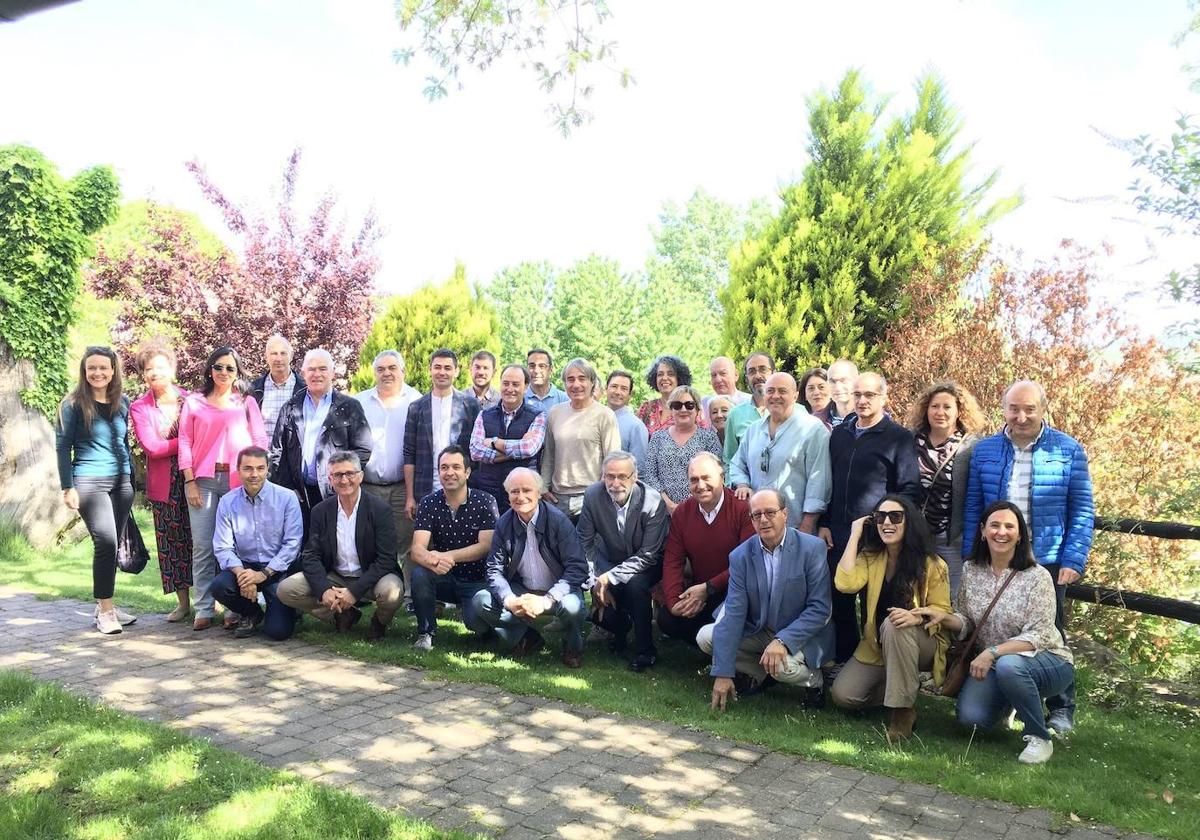 Foto de familia de los veterinarios de la comunidad reunidos en en La Alberca (Salamanca).