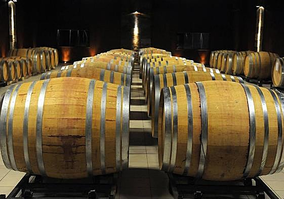 Barricas en una bodega de la zona de Valtiendas.
