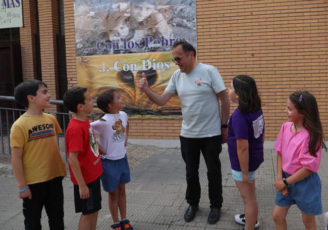 Pedro Brouilhet, párroco de San Antonio, con unos niños tras la catequesis.