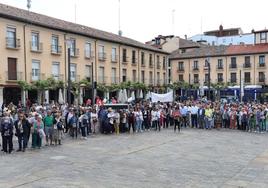 Trescientas personas se concentran en la Plaza Mayor para reivindicar a la Junta que destine más inversión a la Atención Primaria y que no desmantele la sanidad