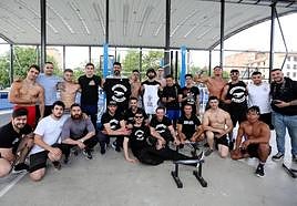 Foto de familia con los ganadores de la prueba celebrada junto al pabellón Pisuerga.