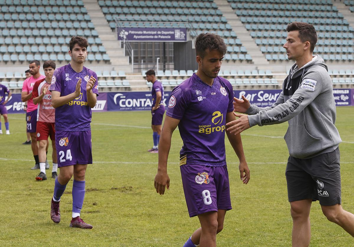 Los jugadores, cabizbajos tras la derrota.