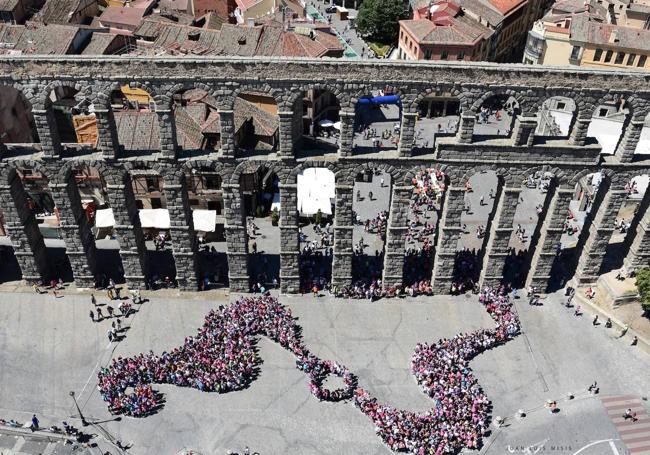 Foto aérea del caballito de mar formado por las mujeres participantes en la marcha al llegar al Acueducto de Segovia.