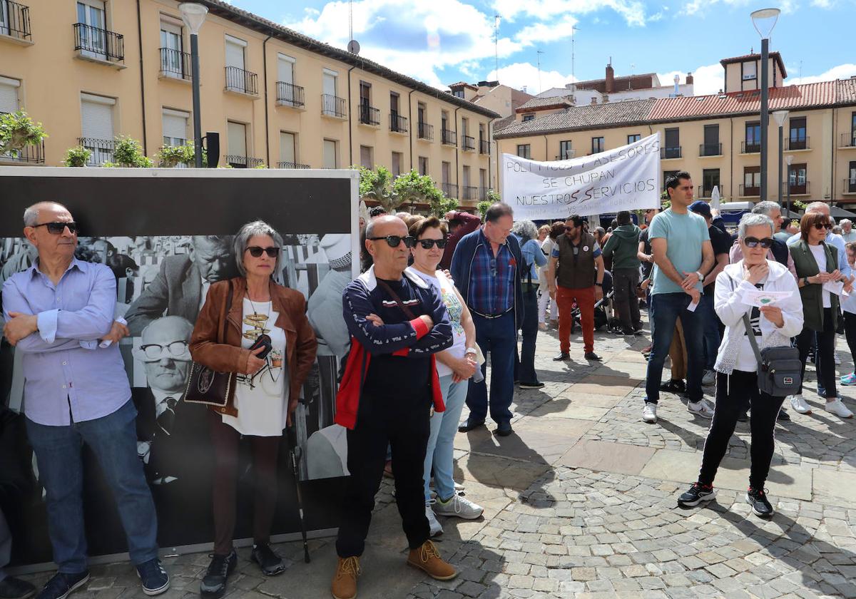 Manifestantes este domingo en la Plaza Mayor de Palencia.