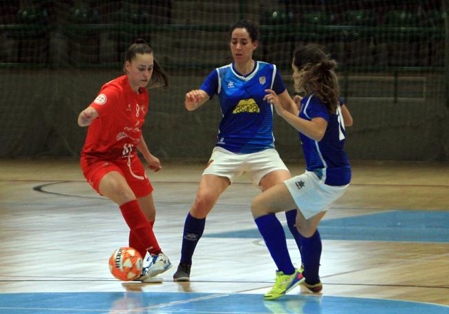 Dos jugadoras del Unami tratan de quitarle el balón a una rival en el partido de este sábado.