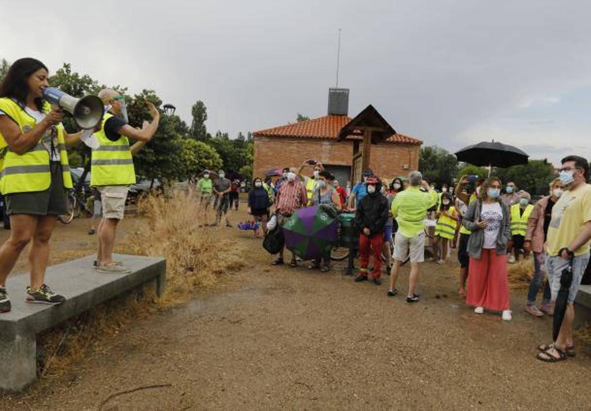 Concentración contra la urbanización de los entornos de la Dársena.