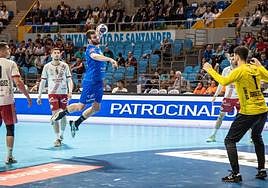 Álvaro Martínez, en una acción ante el portero riojano.