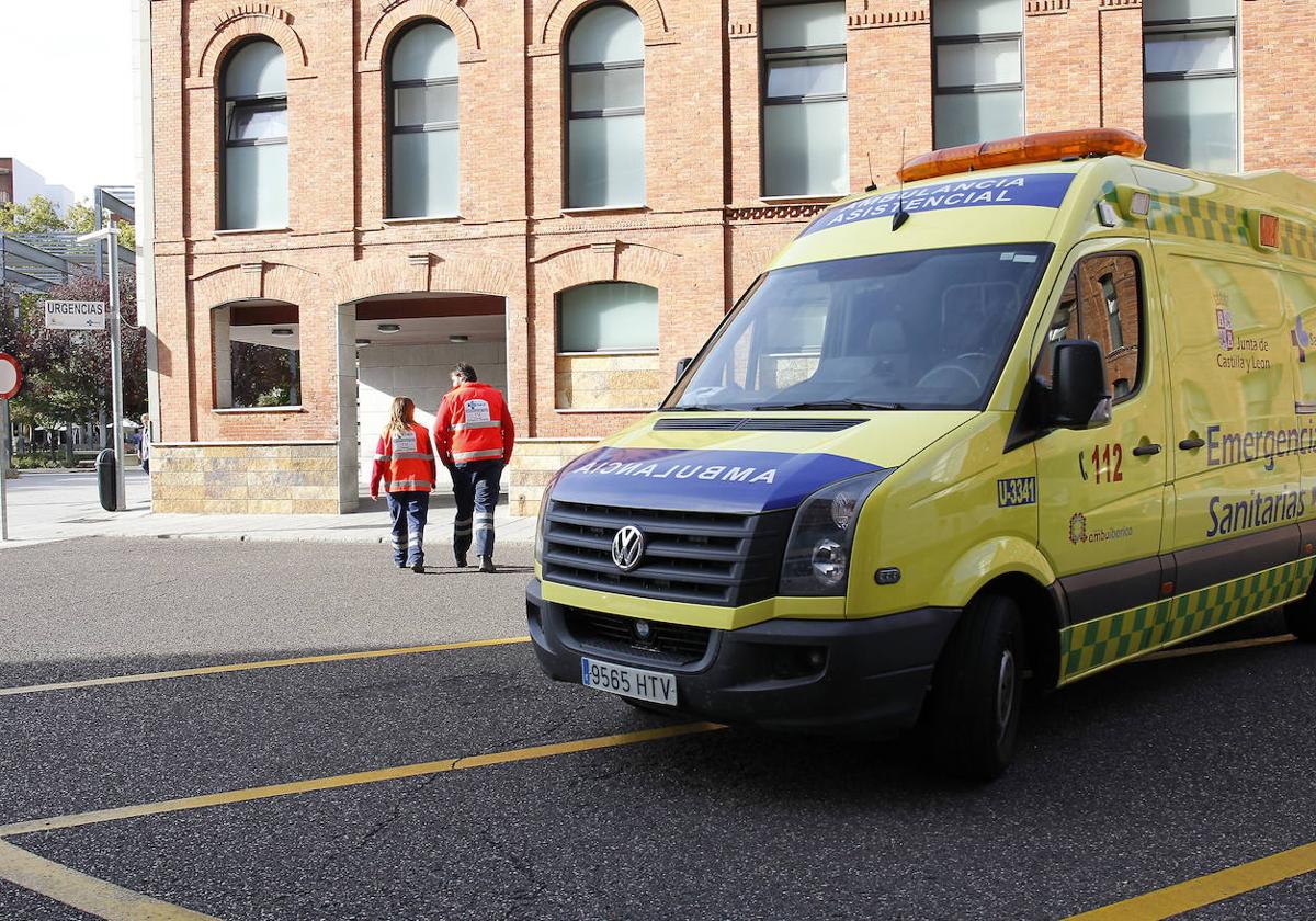 Ambulancia junto al centro de salud de La Puebla.