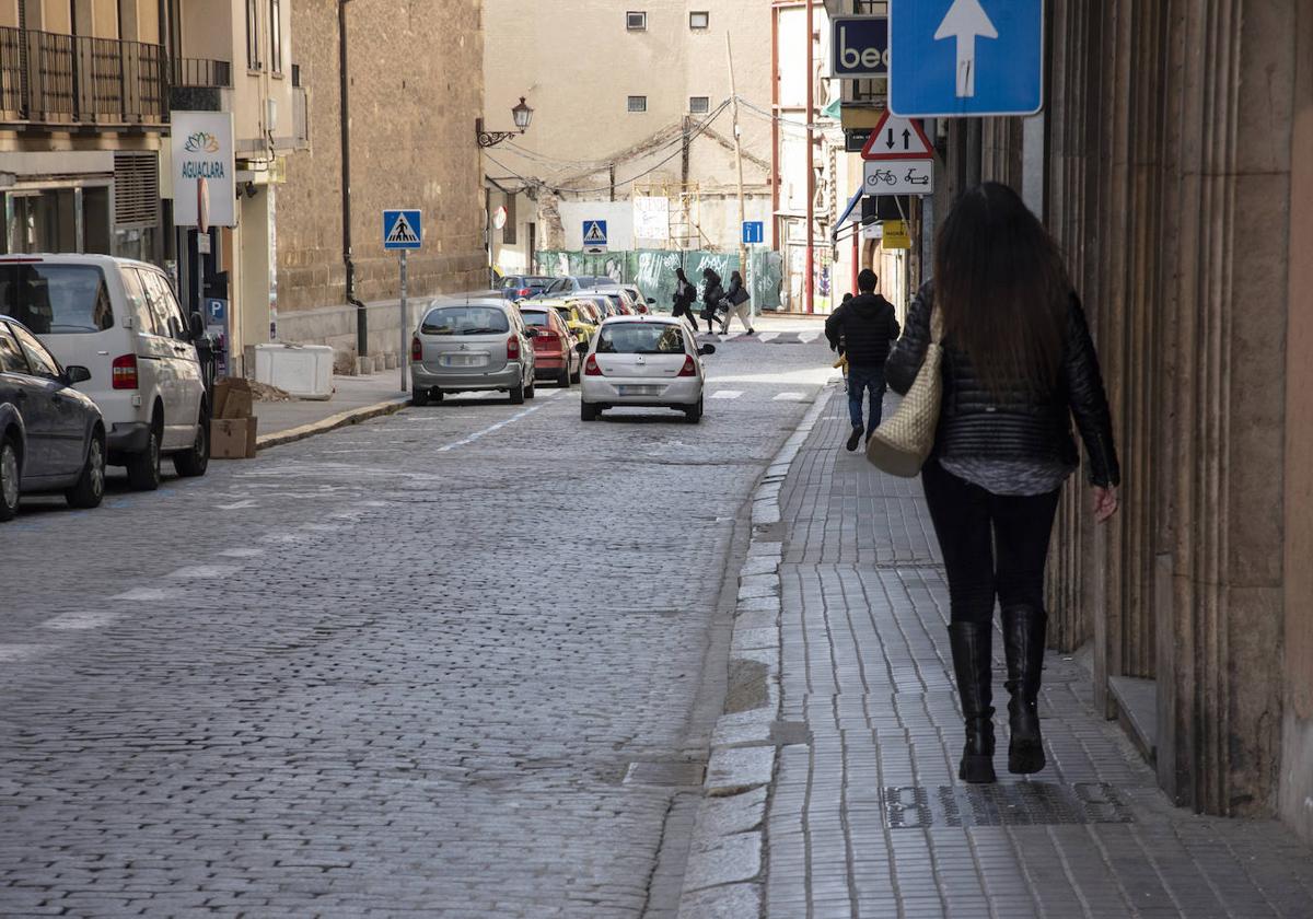 Una mujer camina por la calle Blanca de Silos, en su estado actual.