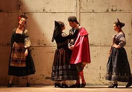 Artistas durante el ensayo en el Teatro Calderón.