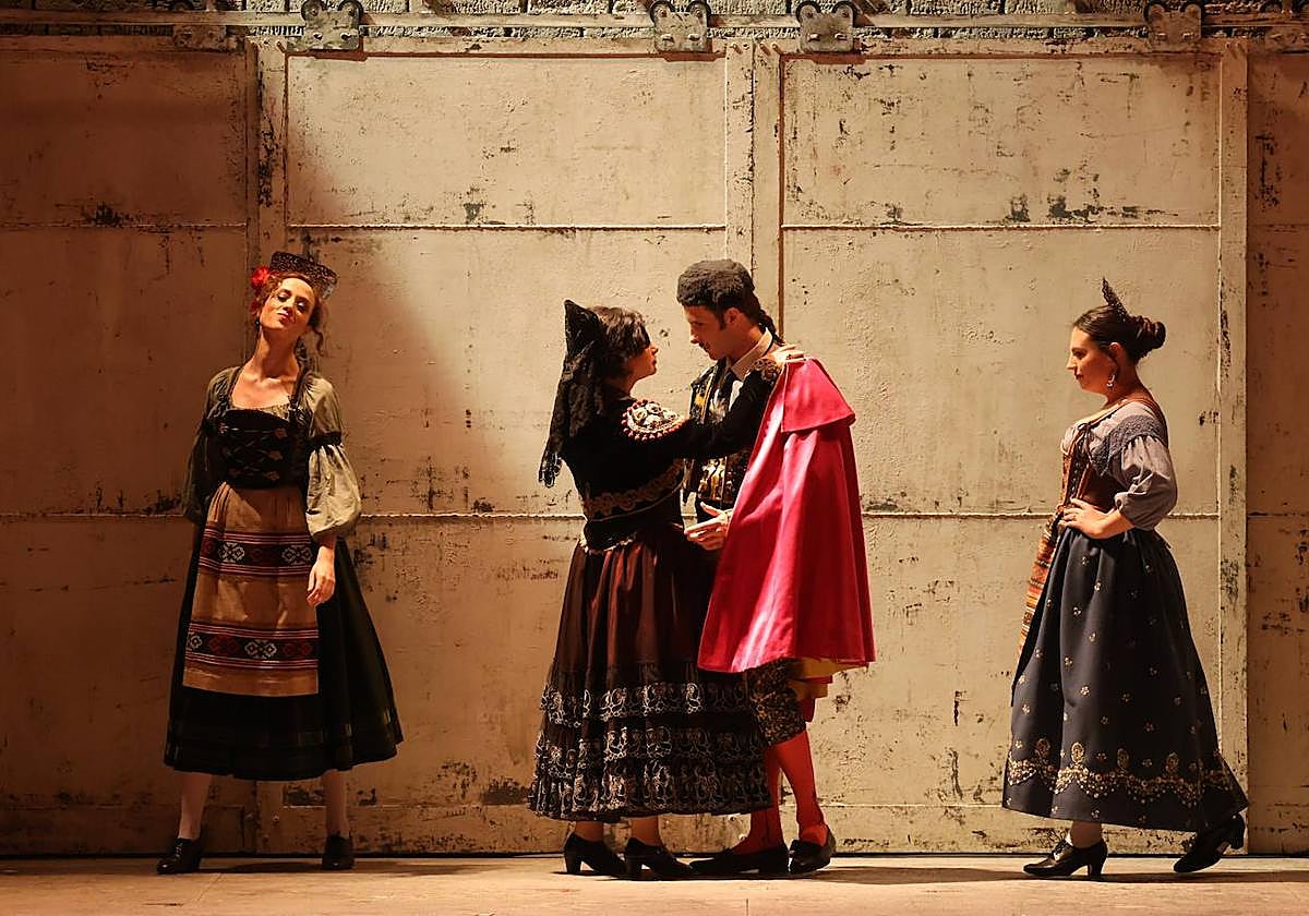 Artistas durante el ensayo en el Teatro Calderón.